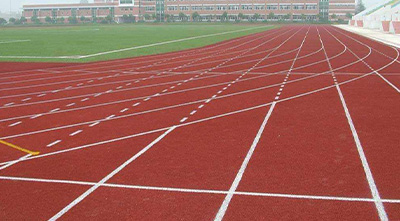 塑膠跑道施工發(fā)軟變粘的原因？