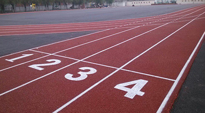 學校為什么要修建塑膠跑道？